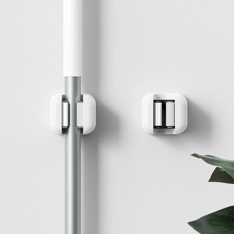 Crochet mural pour balai et brosse