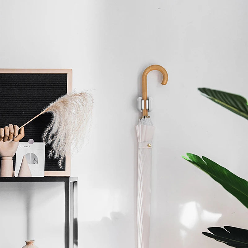 Crochet mural pour balai et brosse