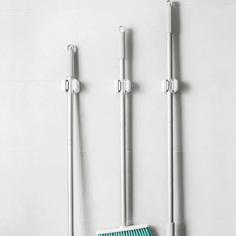 Crochet mural pour balai et brosse