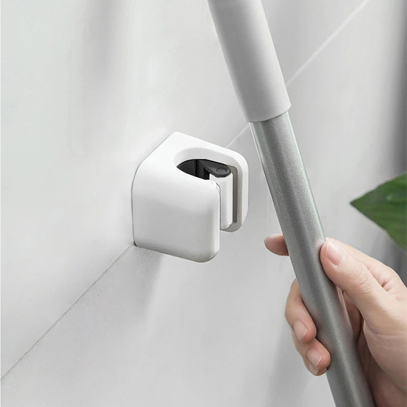 Crochet mural pour balai et brosse